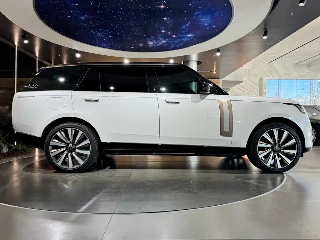 Range Rover 2024 3.0 L6 400PS SV尊荣创世加长版 4座