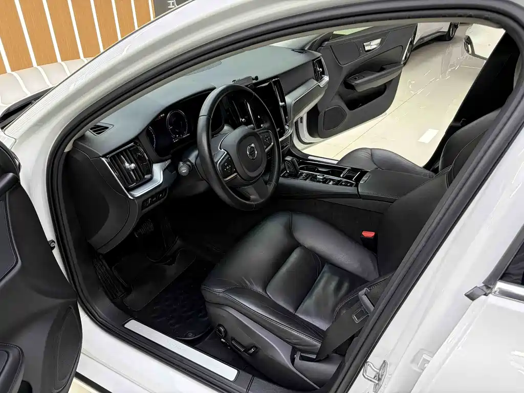 Volvo S60 Plug-in Hybrid 2021 T8 E-AWD Intelligent Luxury Edition