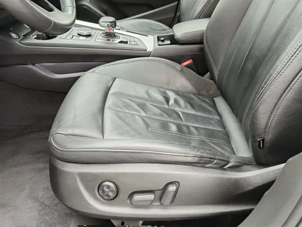 Audi A4L 2019 40 TFSI Fashion Edition National VI