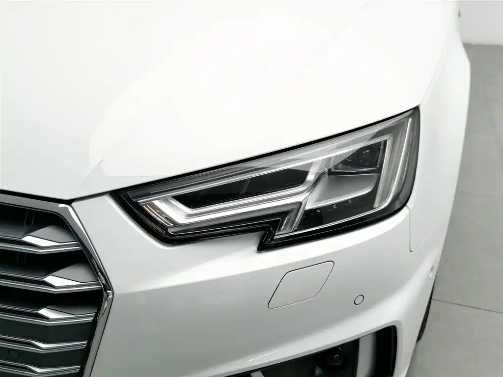 Audi A4L 2019 40 TFSI Fashion Edition National VI