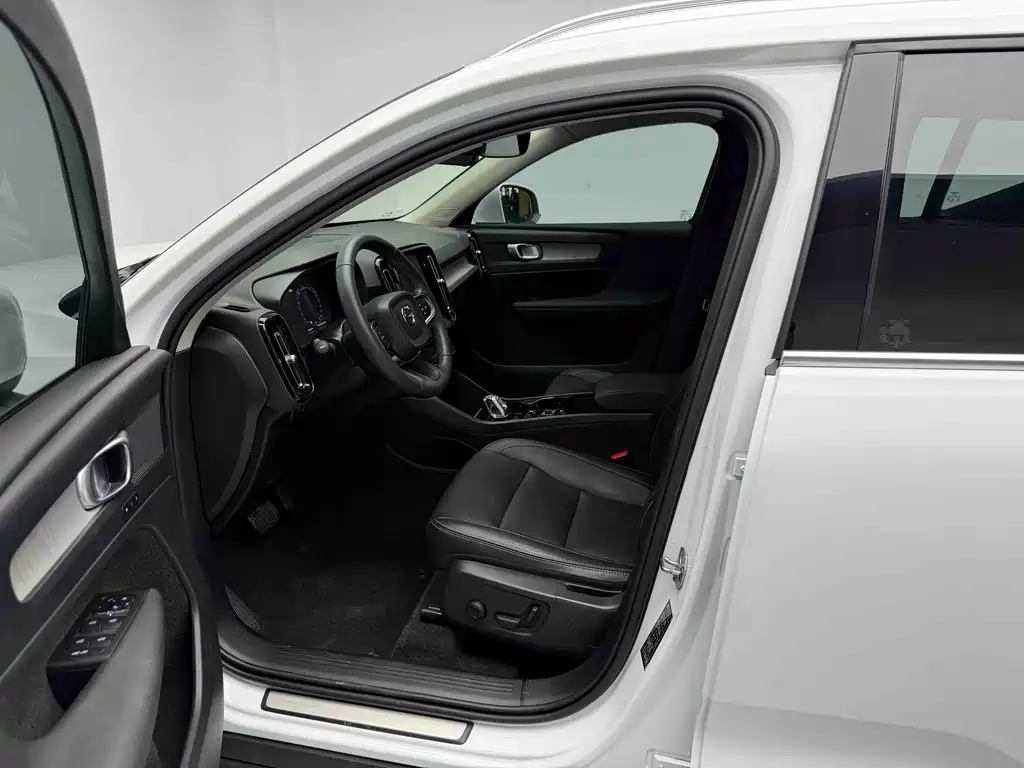 Volvo XC40 2022 T4 AWD Intelligent Distance Luxury Edition