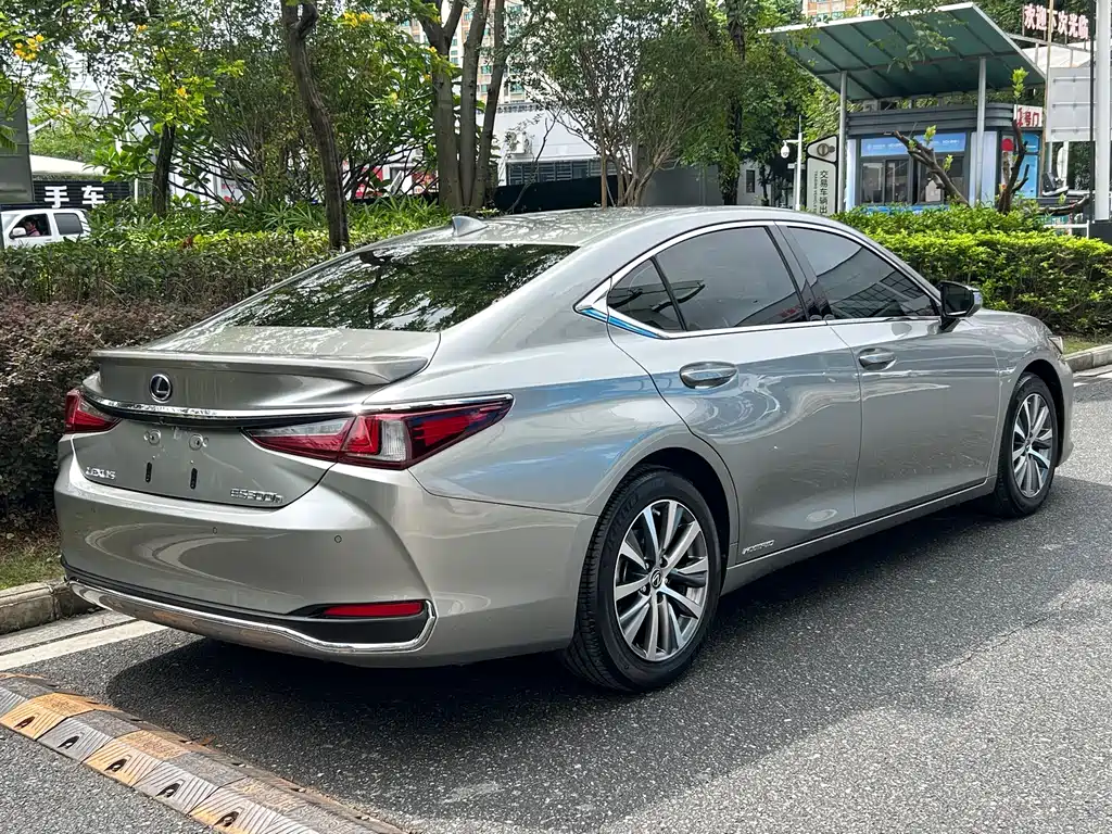 Lexus ES 2018 300h Excellence Edition National V