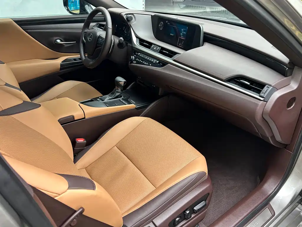 Lexus ES 2018 300h Excellence Edition National V