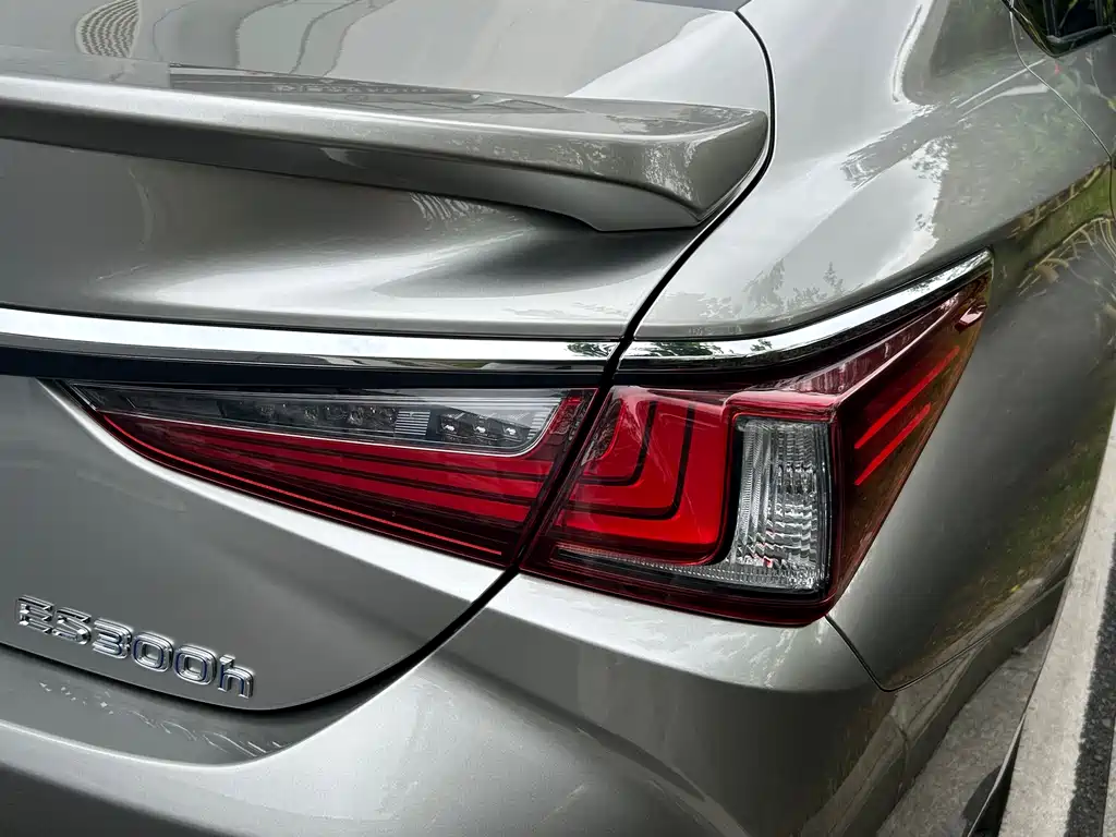 Lexus ES 2018 300h Excellence Edition National V