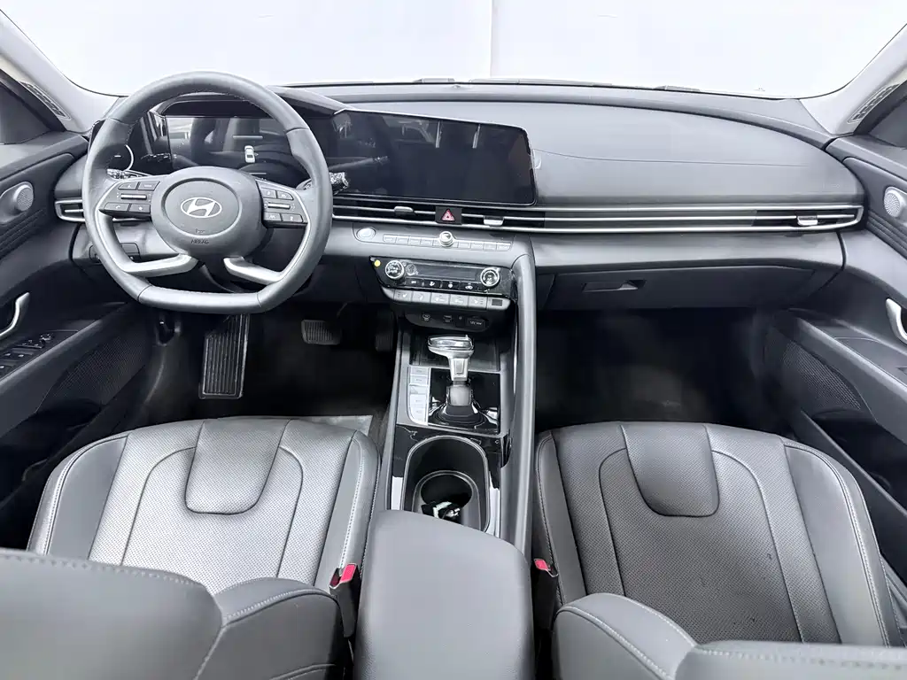 Elantra 2023 1.5L CVT LUX Prestige Edition