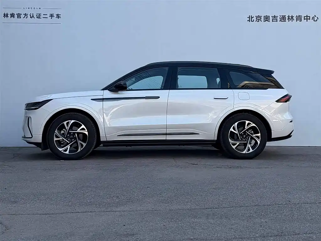 Navigator 2025 2.0T All-Wheel Drive Premium Hybrid Edition