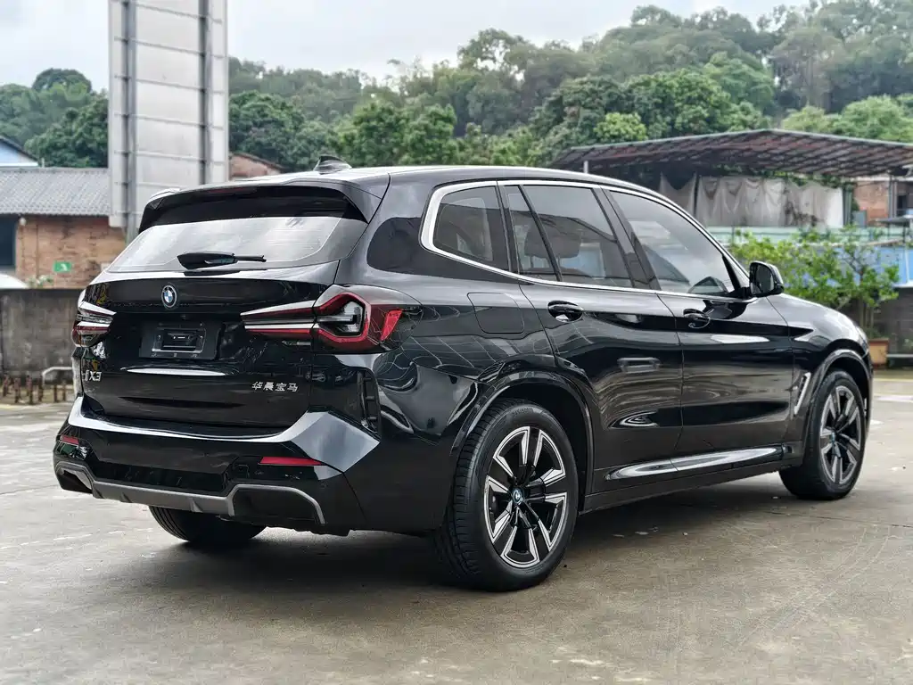 BMW iX3 2023 Leading Edition