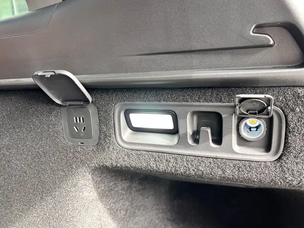 SUV M7 2026 Edition Range-Extended Ultra Four-Wheel Drive 5-Seater 192-line LiDAR