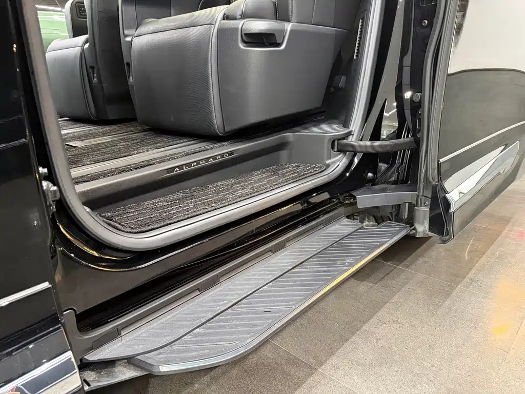 Alphard 2025款 Hybrid 2.5L Premium Gold Edition