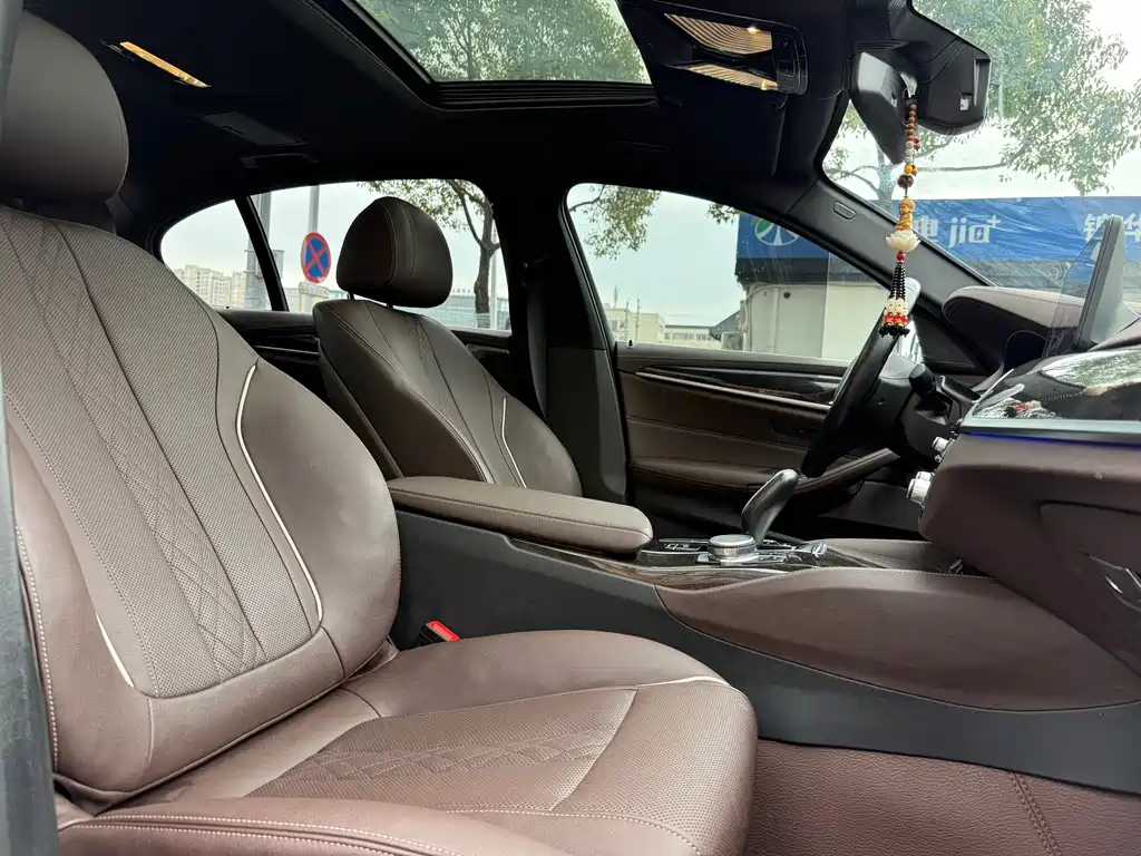 BMW 5 Series 2022 525Li M Sport Package