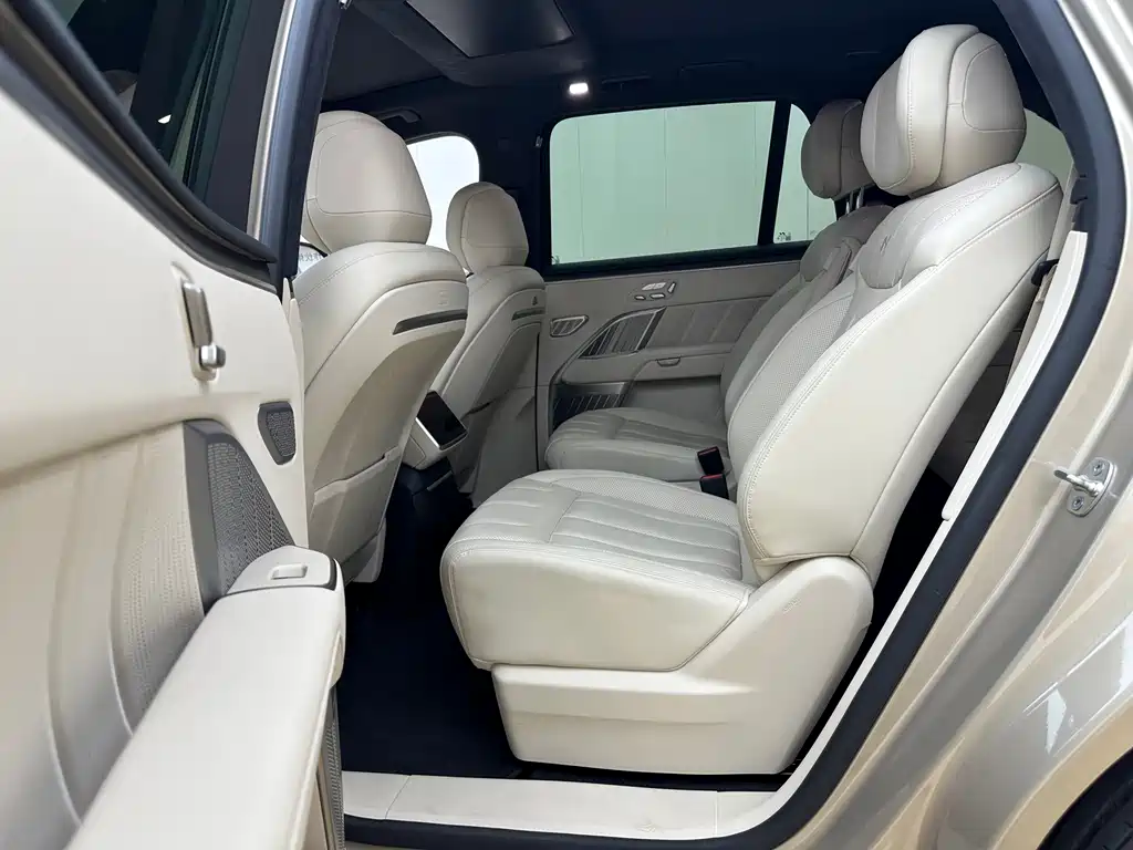 L90 Ultra 2025 6-seat edition