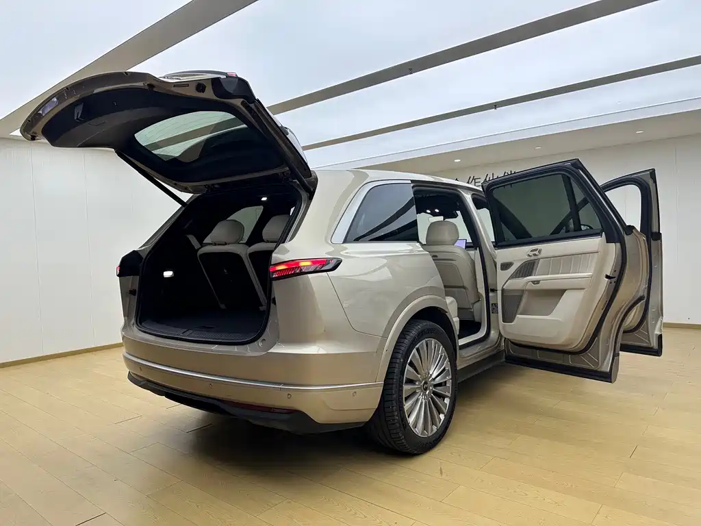 L90 Ultra 2025 6-seat edition
