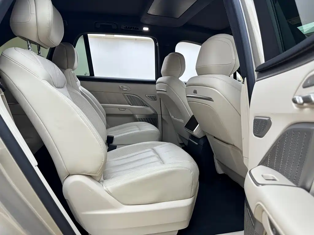 L90 Ultra 2025 6-seat edition