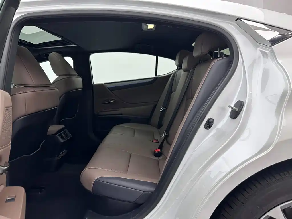 Lexus ES 2025 300h Premium Edition