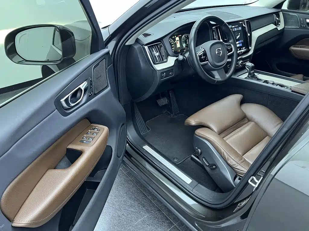 Volvo XC60 2020 T5 AWD Intelligent Luxury Edition