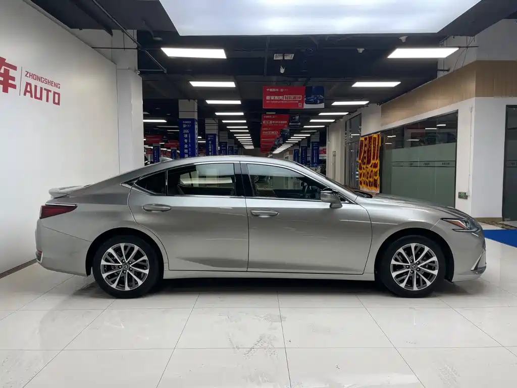 Lexus ES 2022 300h Excellence Edition