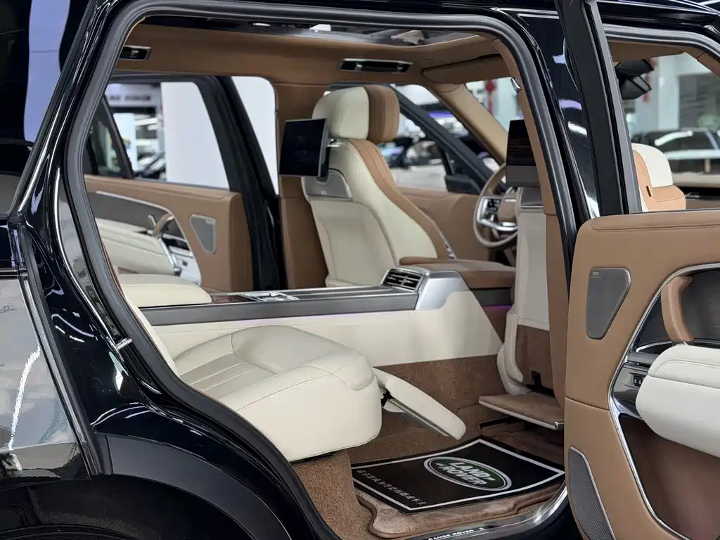 Range Rover 2024 3.0 L6 400PS SV尊荣创世加长版 4座