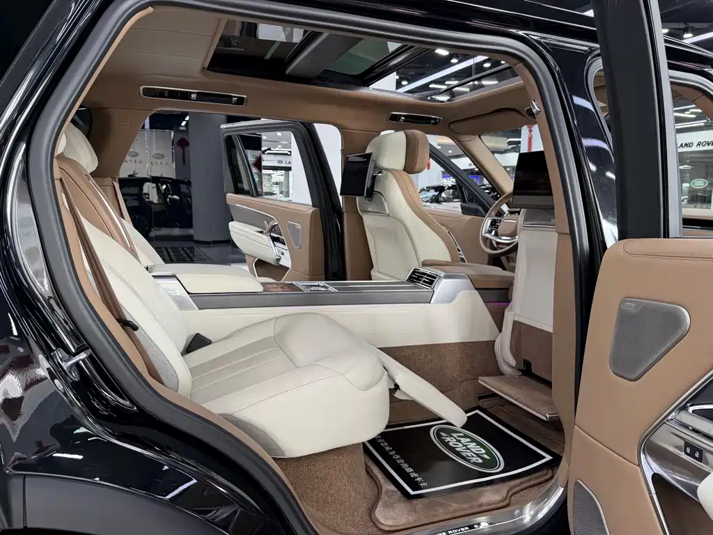 Range Rover 2024 3.0 L6 400PS SV尊荣创世加长版 4座