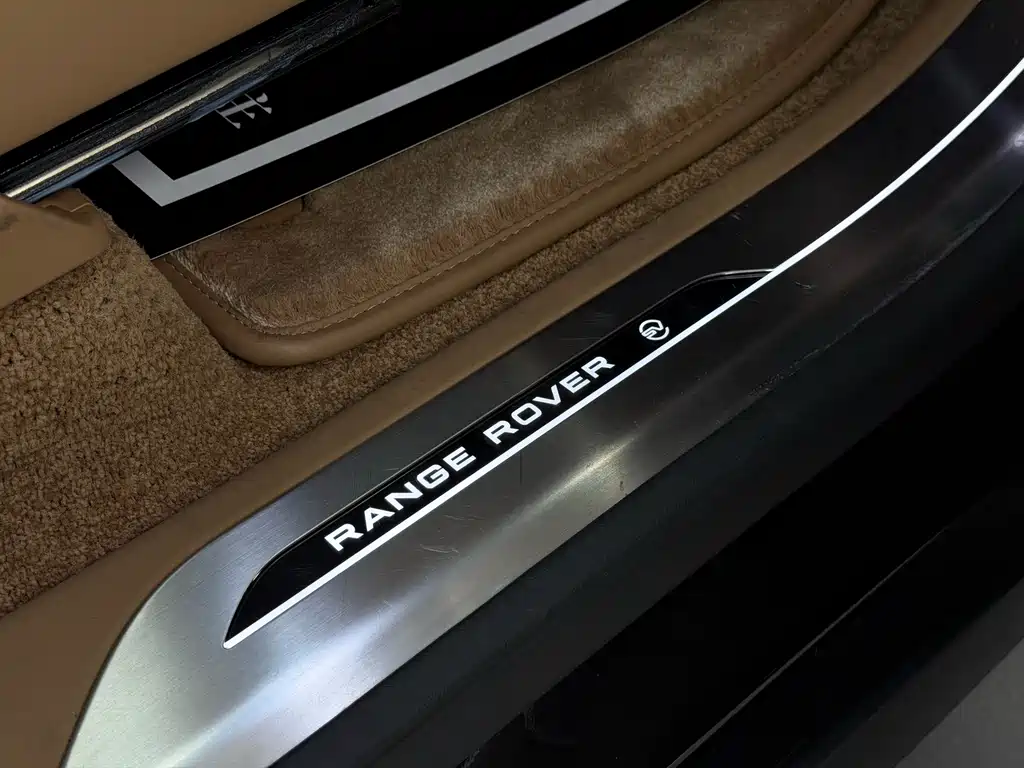 Range Rover 2024 3.0 L6 400PS SV尊荣创世加长版 4座