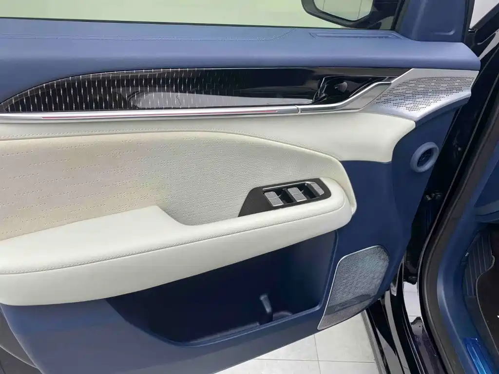 Jizhe 009 2024 7-seat Passage Edition Four-wheel Drive 140kWh