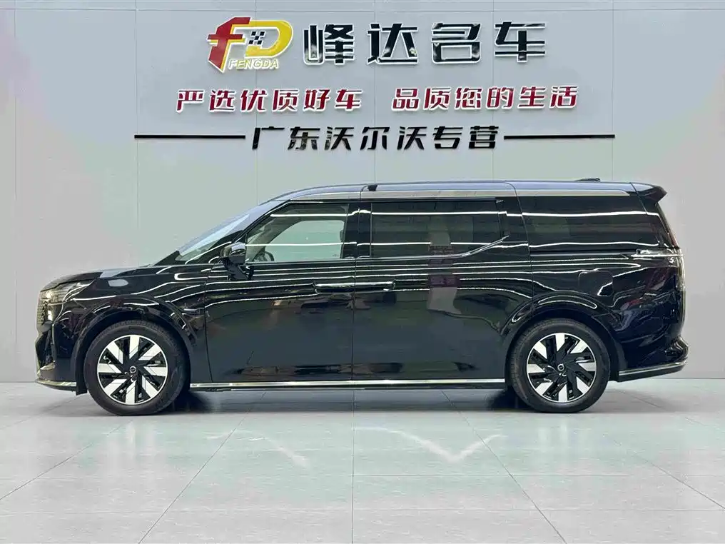 Volvo EM90 2025 Ultra Six-seat