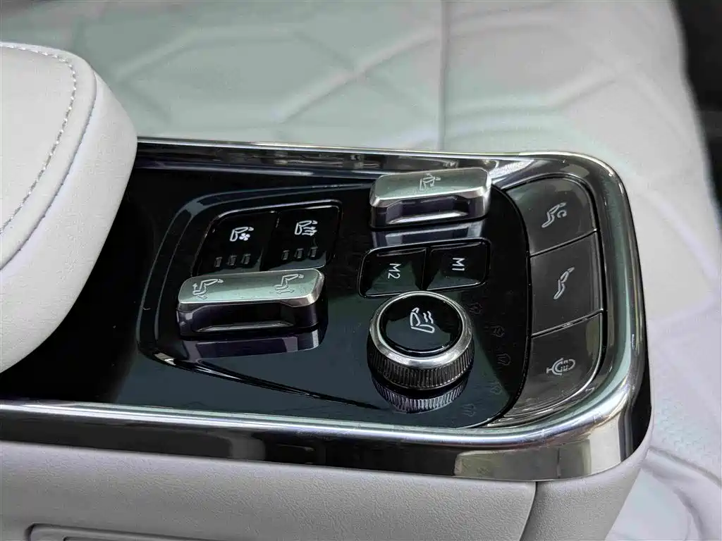 Volvo EM90 2025 Ultra Six-seat