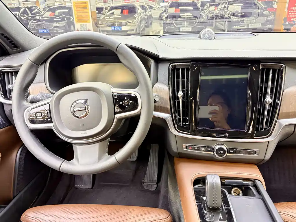 Volvo V90 2021 Cross Country B5 AWD Premium trim