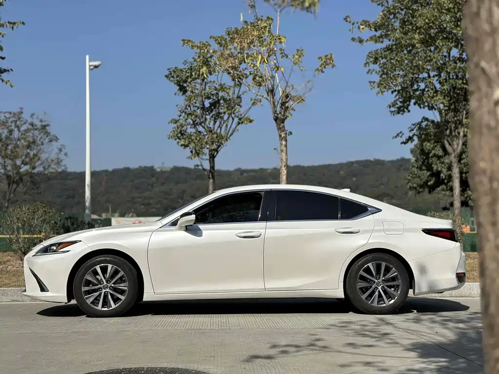 Lexus ES 2020 200 Excellence Edition