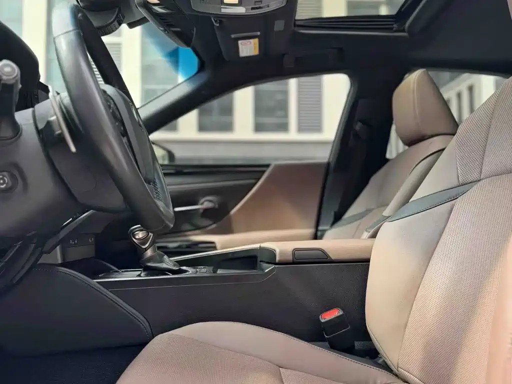 Lexus ES 2022 300h Premium Edition