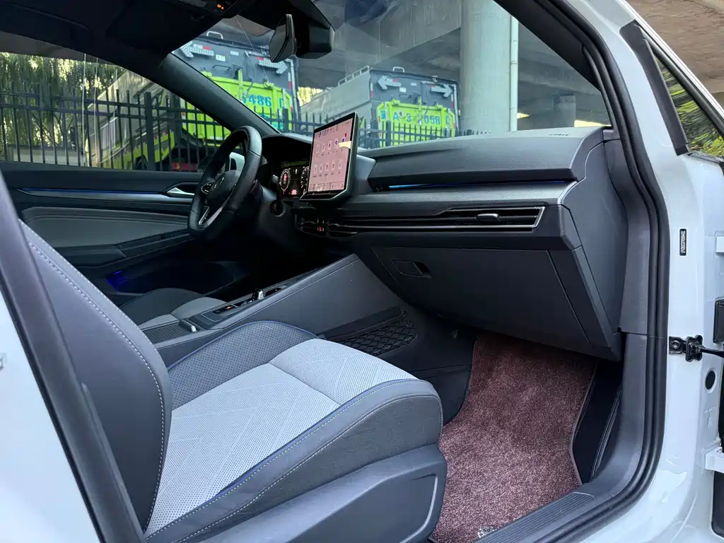 Golf 2025 300 TSI R-Line