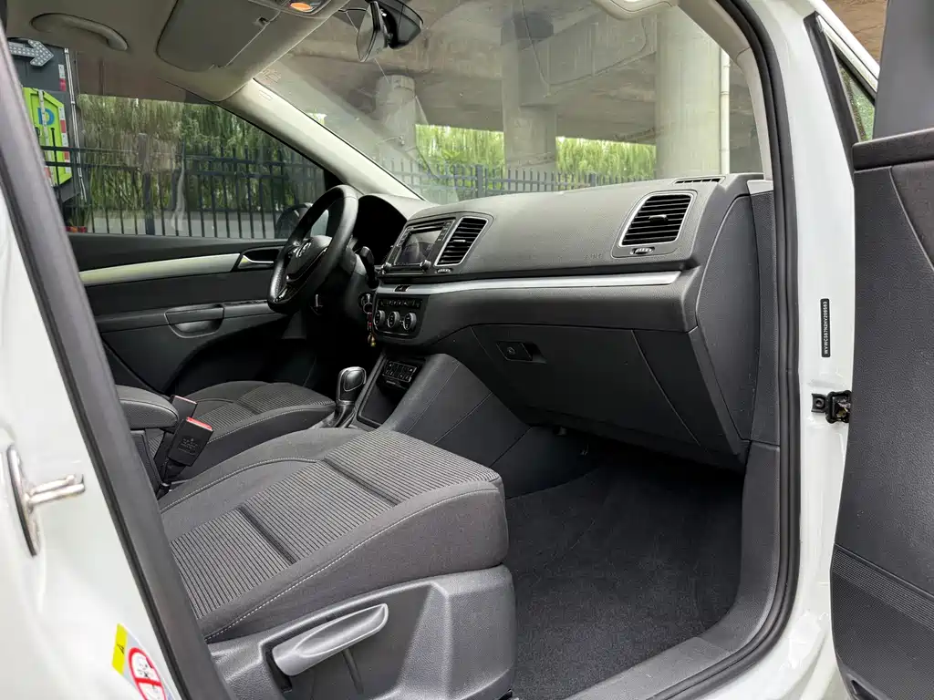 Shangri-La 2016 380TSI Comfort Edition 7-seater
