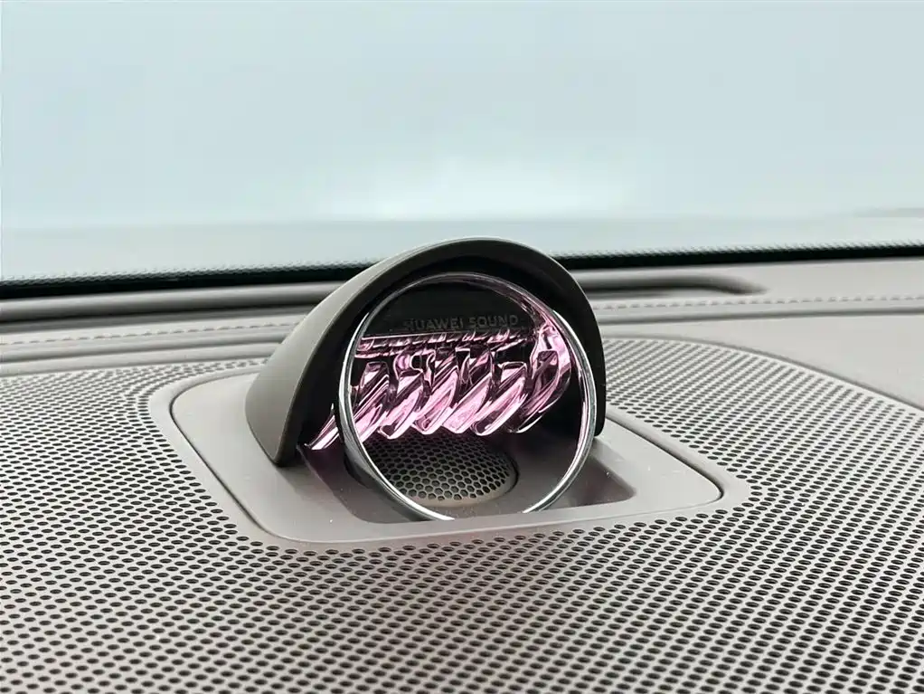 SUV 2025 Model Range-Extended Ultra Edition 52kWh 6-Seat Version 192-line LiDAR