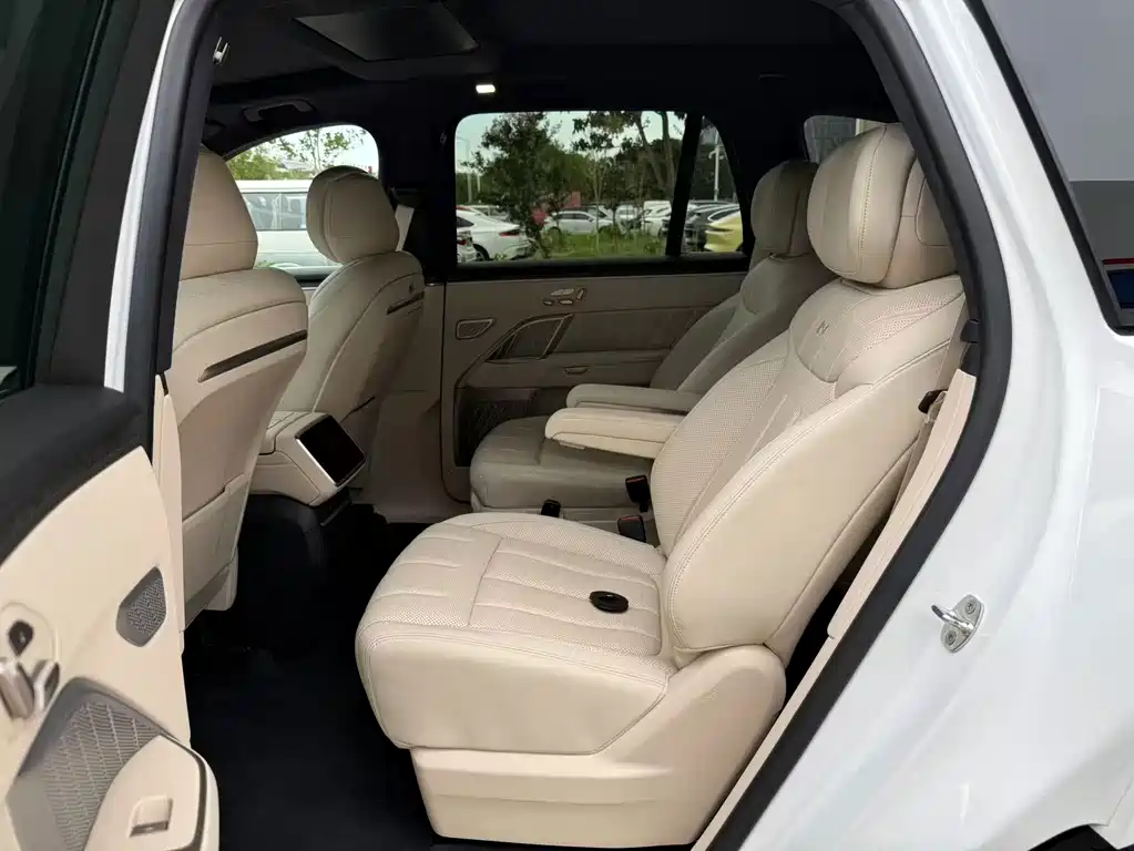 L90 Ultra 2025 6-seater