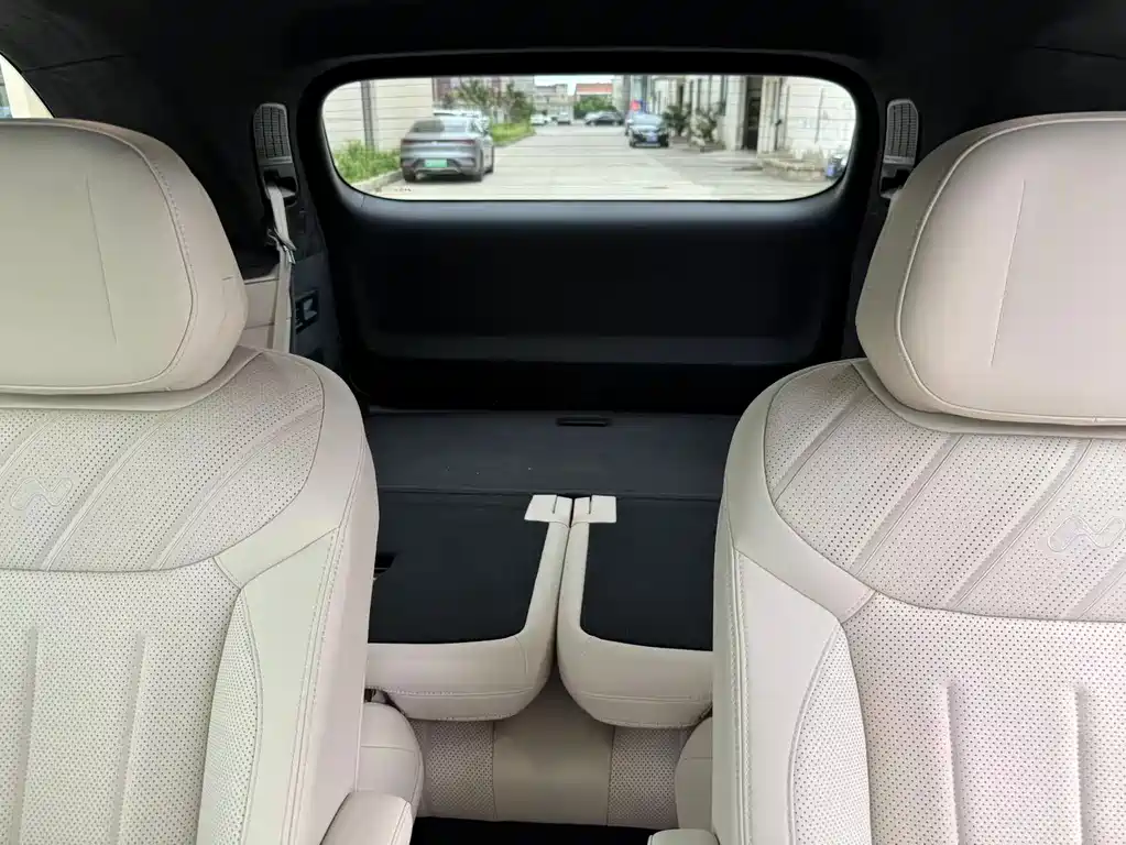 L90 Ultra 2025 6-seater