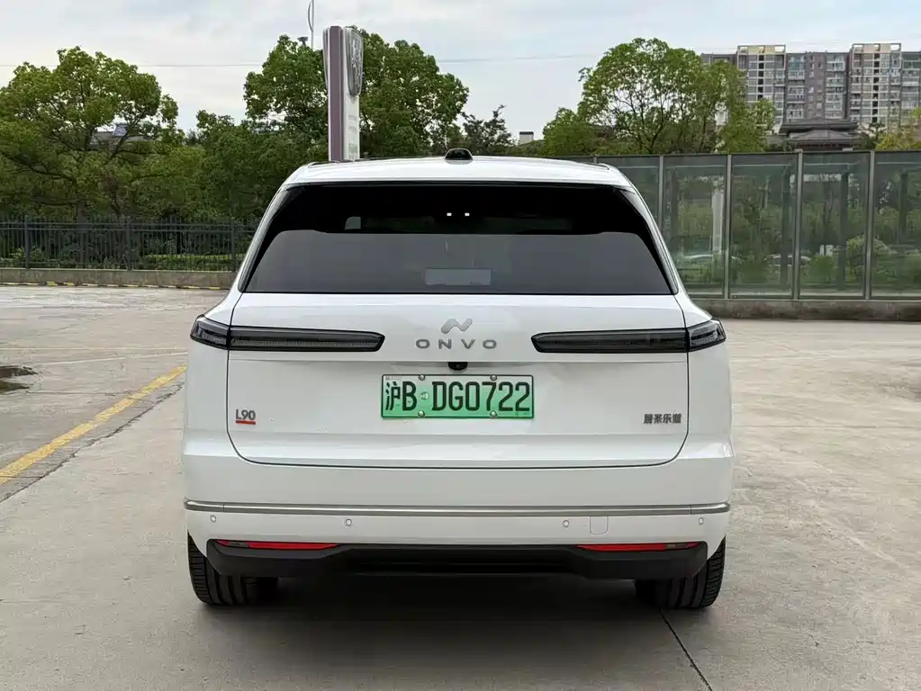 L90 Ultra 2025 6-seater
