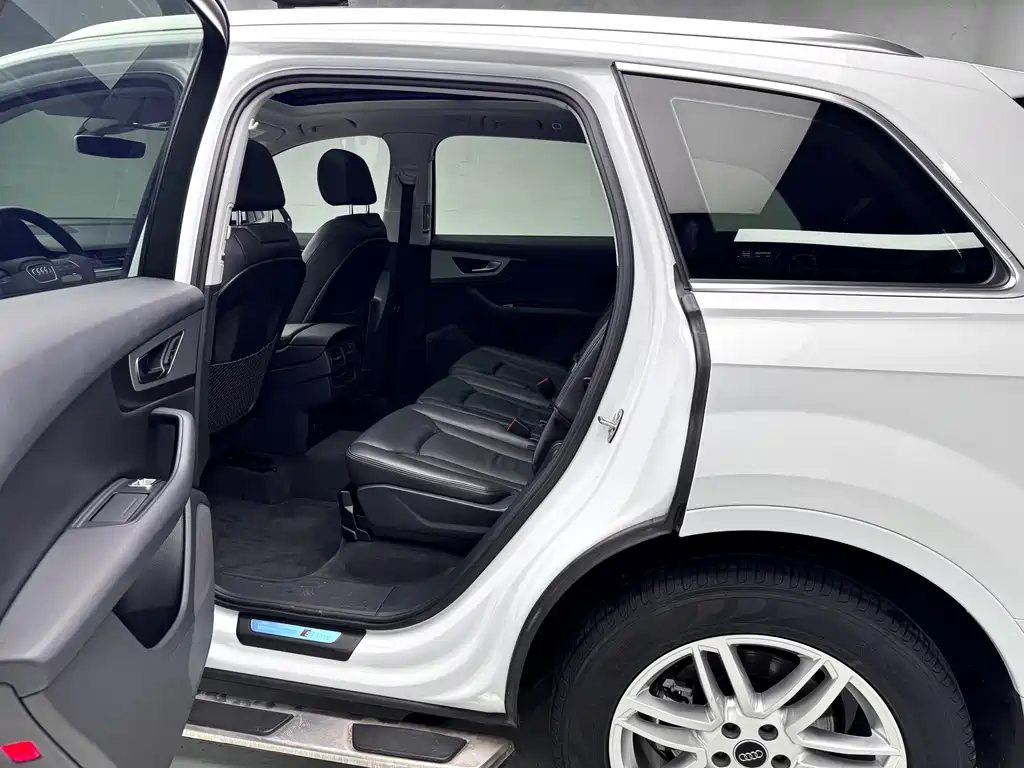 Audi Q7 2016 model Comfort Edition