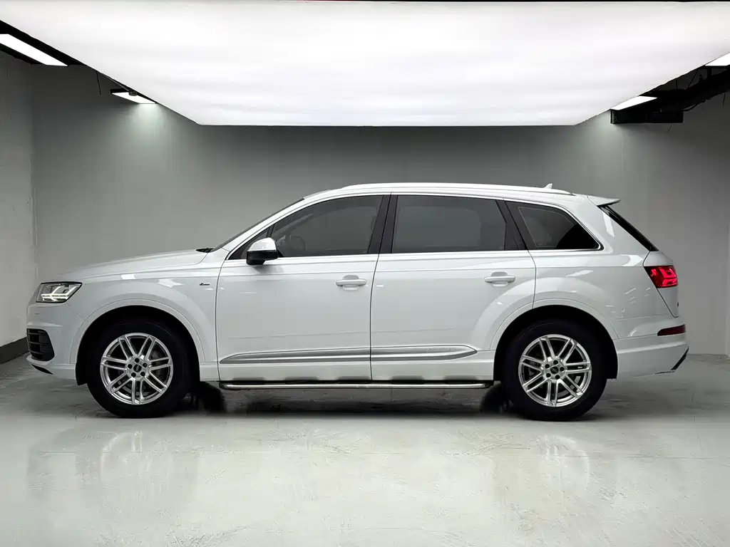 Audi Q7 2016 model Comfort Edition