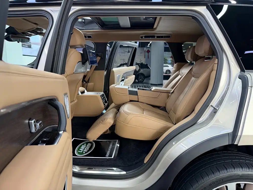 Range Rover 2023 Model 3.0 L6 400PS Classic Extended Edition
