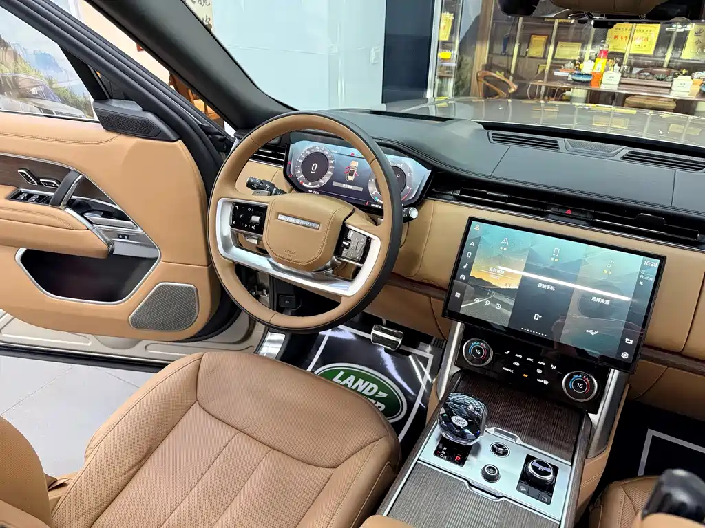 Range Rover 2023 Model 3.0 L6 400PS Classic Extended Edition