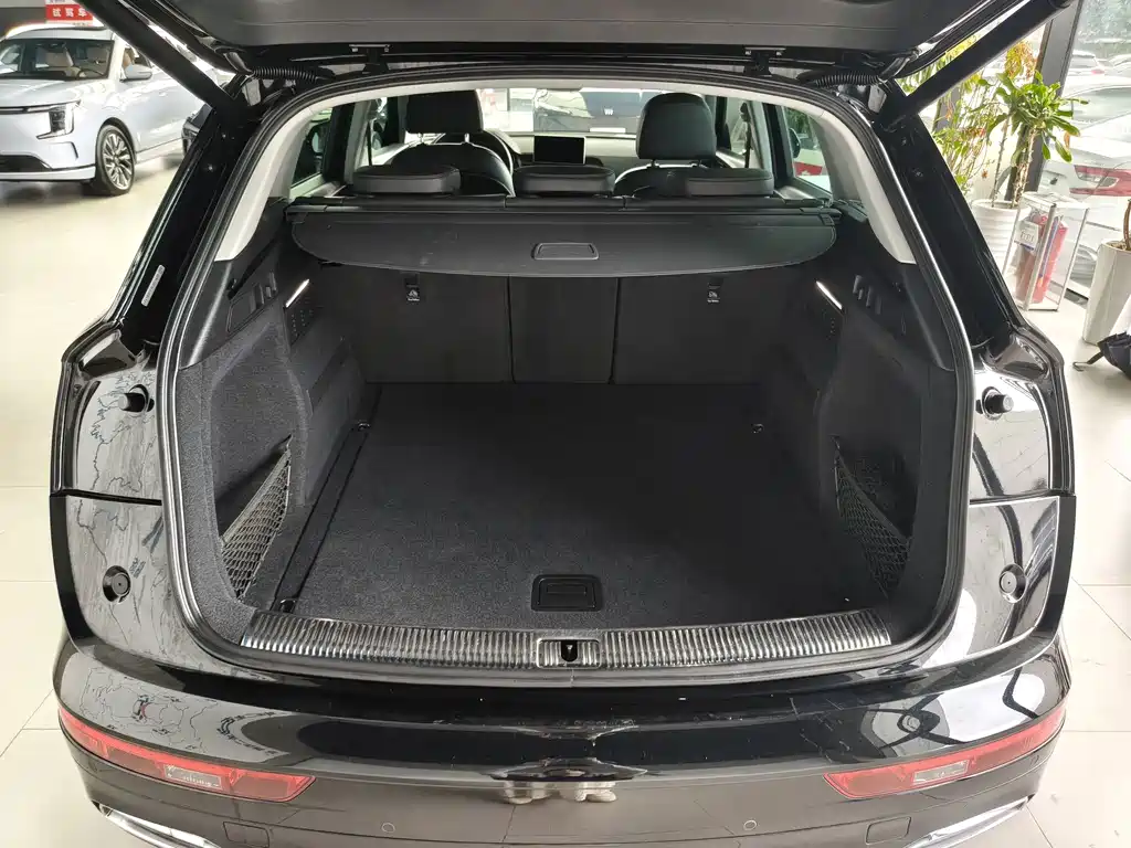 Audi Q5L 2018 40 TFSI Rongxiang Fashion Edition National V