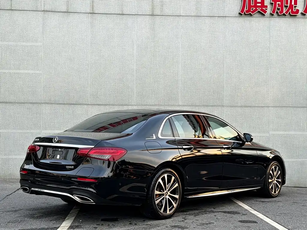 Mercedes-Benz E 350 e L Plug-in Hybrid Sports Sedan 2023