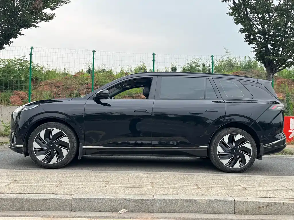 eπ008 2025 Edition 636Ultra Pure Electric 5-Seat