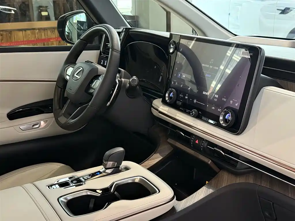 Lexus LM 2025 500h Six-Seater Grand Touring Edition