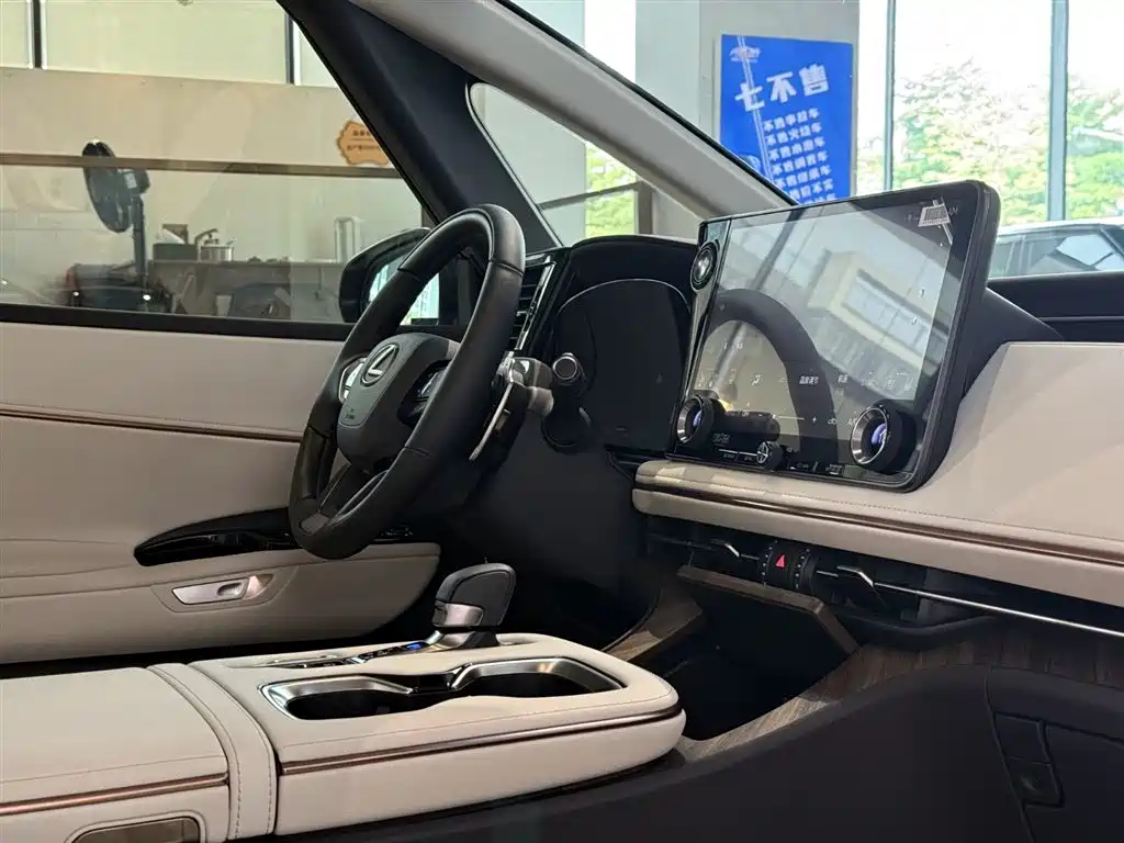 Lexus LM 2025 500h Six-Seater Grand Touring Edition