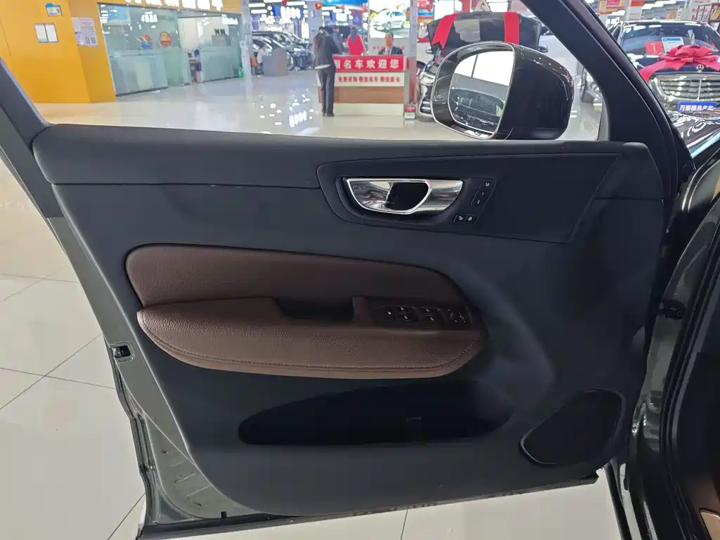 Volvo XC60 2021 T5 AWD Intelligent Distance Luxury Edition