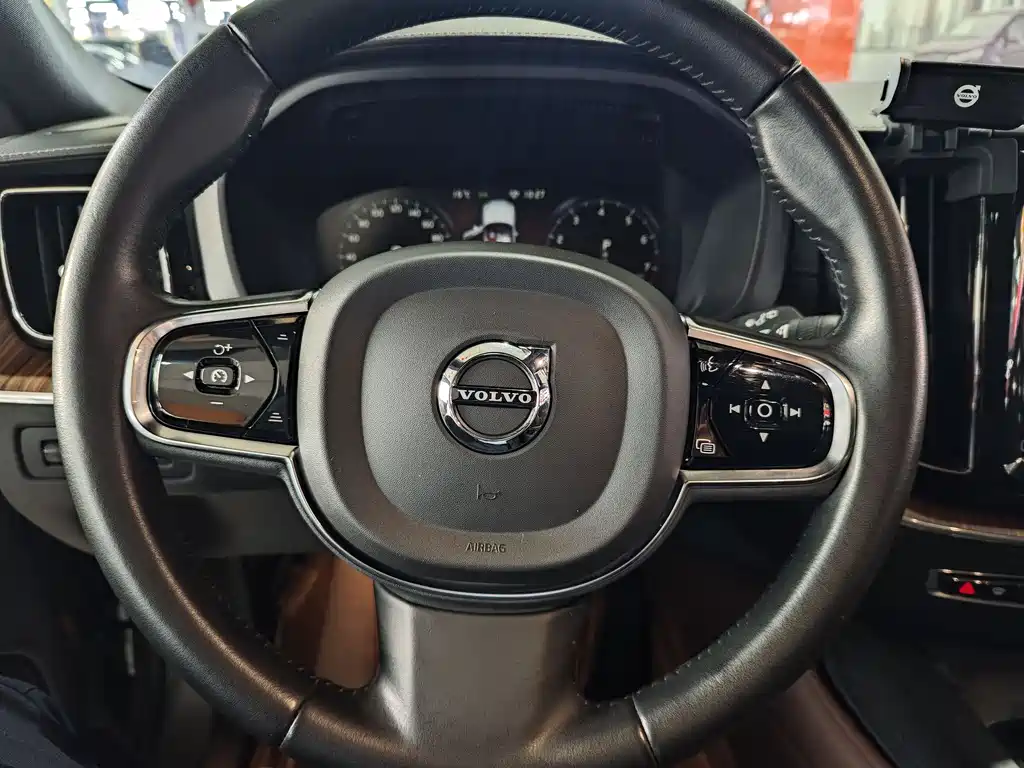 Volvo XC60 2021 T5 AWD Intelligent Distance Luxury Edition