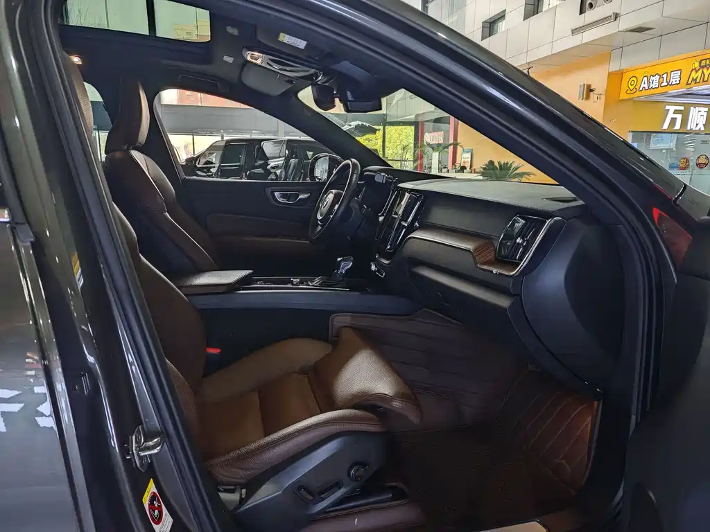 Volvo XC60 2021 T5 AWD Intelligent Distance Luxury Edition