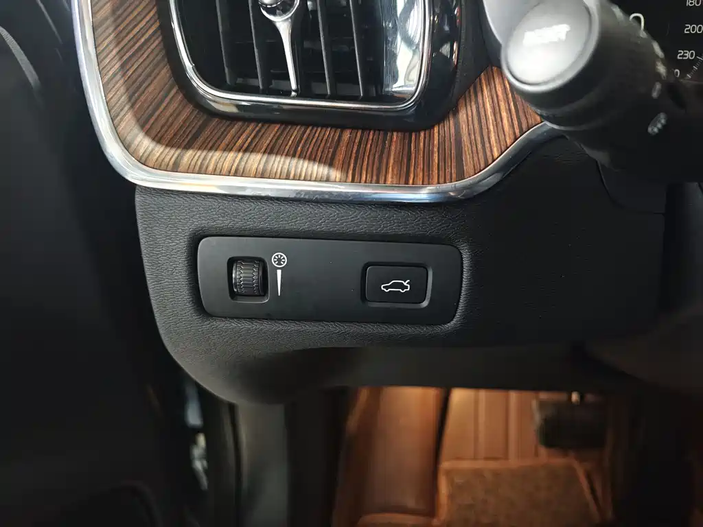 Volvo XC60 2021 T5 AWD Intelligent Distance Luxury Edition