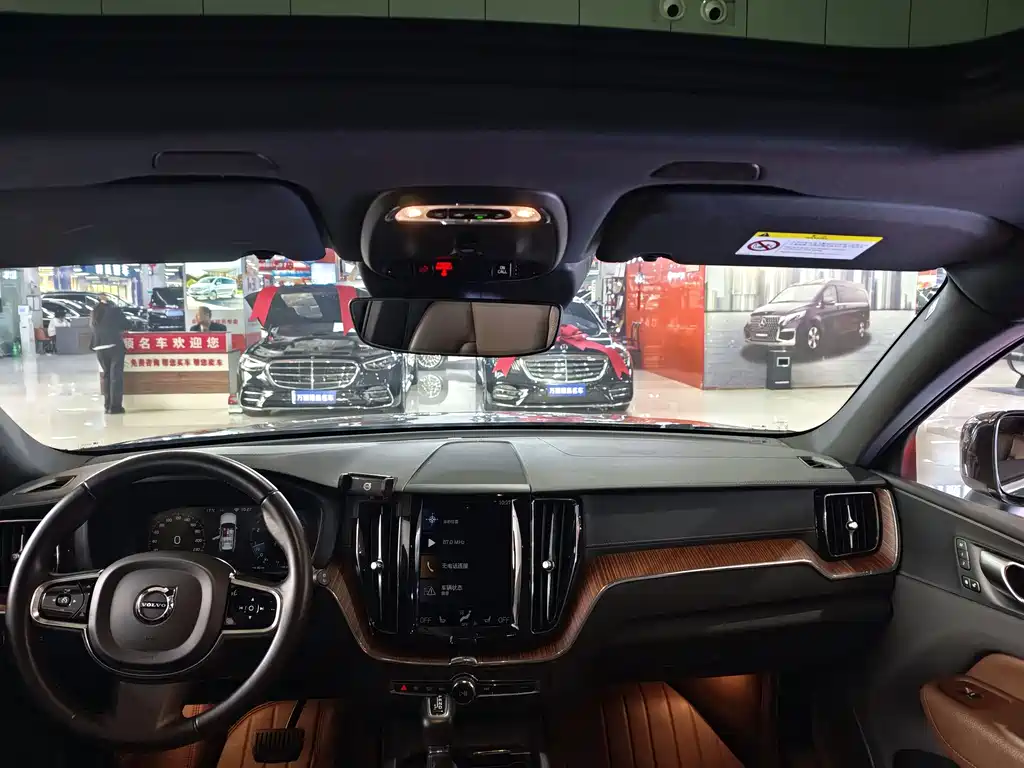 Volvo XC60 2021 T5 AWD Intelligent Distance Luxury Edition