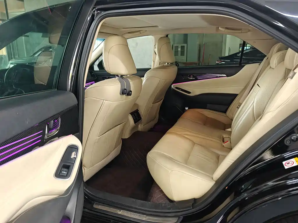 Crown 2015 2.0T Fashion Edition